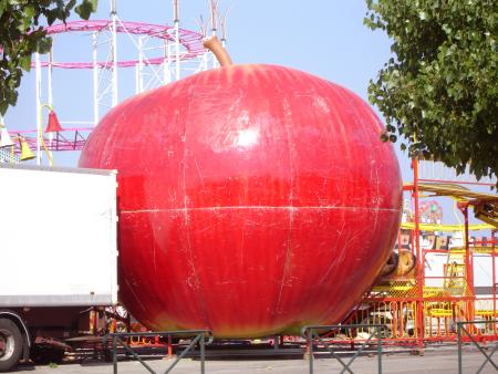 Fruit de la tentation, factice et énorme !