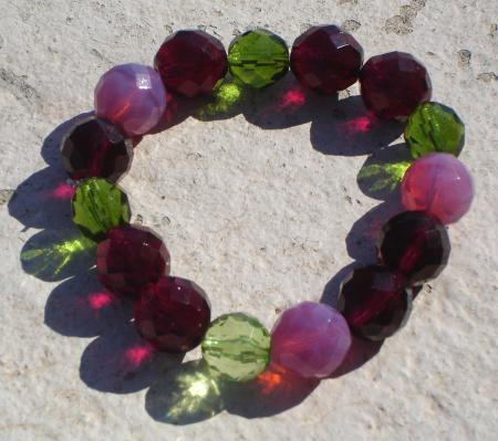 Un rouge rubis sombre,  un vert  scarabée et un rose  fushia un peu embrumé...