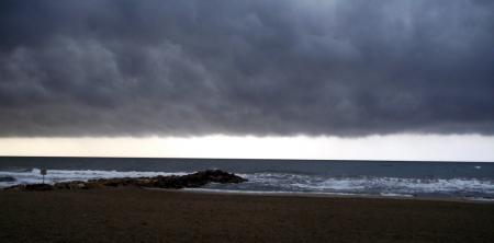 L'orage se prépare.....trait blanc au loin et nuages sombres qui avancent en grondant. Brrrrr....