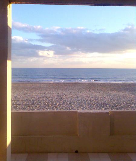 Ma vue d'aujoud'hui, quelques nuages frileux comme jetés au ciel, et des vagues sages qui viennent s'endormir sur la plage...